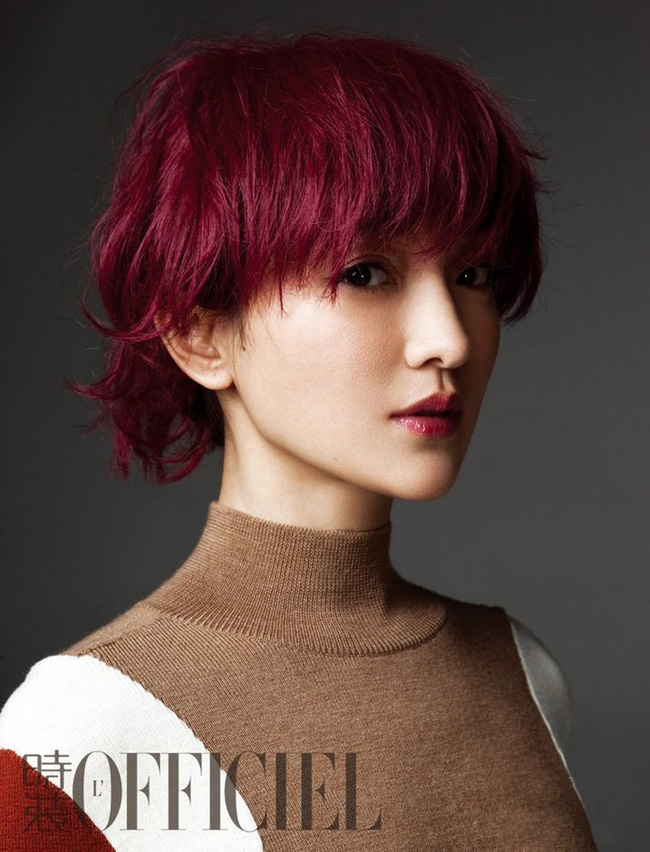  Lần này, khi đảm nhận vị trí gương mặt trang bìa của tạp chí L'OFFICIEL, người đẹp Họa bì đã quyết định làm mới mái tóc thành màu đỏ ấn tượng